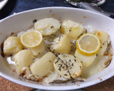 Foto del paso 3 de la receta: Corvina al horno con limón, patatas y cebolleta