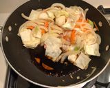A picture of step 3 of Jiamppong (Korean seafood & vegetable noodle soup).