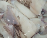 Foto del paso 2 de la receta: Calamarcitos en cebolla caramelizada y judías de Santa Pau