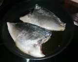 Foto del paso 3 de la receta: Dorada a la espalda con pil pil de plancton