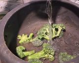 A picture of step 1 of Broccoli almond soup.