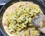 Foto del paso 9 de la receta: Tortellini de carne con salsa de bacon y tomates cherry