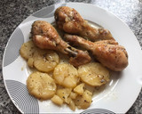 Foto del paso 5 de la receta: Muslos de pollo con patatas al horno