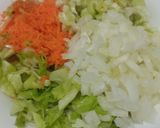 Foto del paso 1 de la receta: Sándwich🍗de pollo🥓y ensalada fresca🥯🧅🥑
