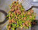 A picture of step 2 of Mushroom matar dry sabzi.