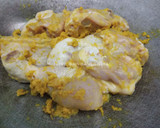 Foto langkah ke 3 dari resep Ayam goreng telur.