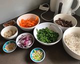 Hình bước làm 1 của món Miến xào tôm gà rau củ