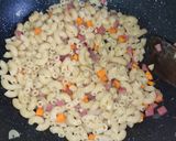 Foto langkah ke 3 dari resep Tumis Makaroni (Bekal Anak Sekolah).