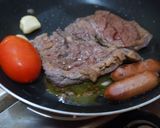 Foto langkah ke 3 dari resep Homemade rib eye steak instan.