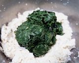 Foto langkah ke 6 dari resep Rolade Tahu Daun Singkong.