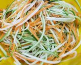 Hình bước làm 2 của món Salad tam sắc