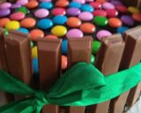 A picture of step 6 of Eggless Chocolate kit kat cake.