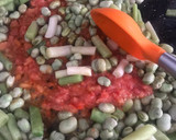 Foto del paso 6 de la receta: Arroz en paella,de pollo, ajos tiernos y habas, de la iaia Teresa