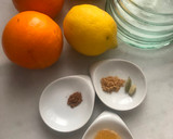 Foto del paso 1 de la receta: Zumo de naranjas "valencias", con jengibre, canela y miel 🍯. Y limón 🍋!!