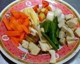 รูปขั้นตอนการทำที่ 1 ของ ผัดผักรวมมิตรใส่ไก่ยอ