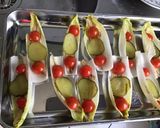 Une image de l'étape 4 de Barquettes d endives aux anchois tomates cerises et cornichons américains.