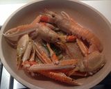 Foto del passaggio 5 della ricetta Stringhetti al peperoncino, con scampi, frullato di datterini e crema di zucchine