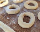 Foto del passaggio 3 della ricetta Ciambelle fritte di patate