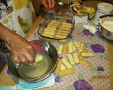 Foto del passaggio 4 della ricetta Tiramisù con lo yogurt e pesche sciroppate
