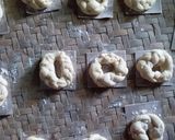 Foto langkah ke 5 dari resep Donat Kepang.