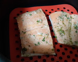 Foto del paso 7 de la receta: Salmón en air fryer con salsa cremosa de puerros y pimientos