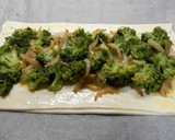 Foto del paso 3 de la receta: Hojaldre de brécol, cebolla y piñones