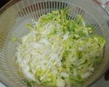 Foto del paso 6 de la receta: Ensalada mixta de col y cogollo con langostinos, palitos de cangrejo, piña y salsa rosa