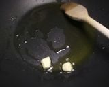 A picture of step 1 of Spaghetti frutti di mare al cartoccio.