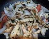 Foto del paso 4 de la receta: Arvejitas (Verdes) con Saltado Pechuga de Pollo