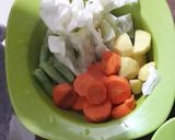 Foto langkah ke 1 dari resep Sup Ayam Sosis Sapi.