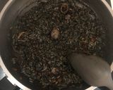 Foto del paso 4 de la receta Arroz negro con calamares y gambas 🦑🦐