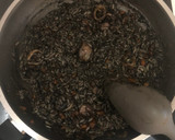 Foto del paso 4 de la receta: Arroz negro con calamares y gambas 🦑🦐