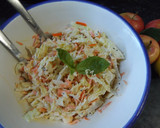 Foto del paso 3 de la receta: Ensalada de repollo con zanahorias y manzana con mayonesa de niguella