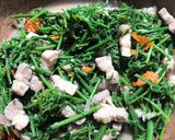 รูปขั้นตอนการทำที่ 4 ของ ผักกูดหมูสามชั้นผัดกะปิ