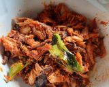 Foto langkah ke 2 dari resep Nasi Bakar Tongkol Suwir Pedas.