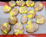 Gambar langkah 4 resipi 👩‍🍳Crispy Smashed Baby Potatoes🥔.