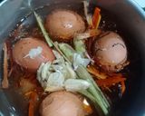 Foto langkah ke 2 dari resep Telur Pindang Batik Secang.