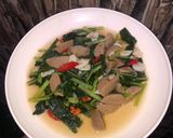 Foto langkah ke 5 dari resep Tumis Sawi Hijau dan Bakso 🥬.