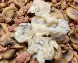 Foto del passaggio 2 della ricetta Gnocchi con salsiccia, funghi e gorgonzola