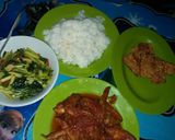 Foto langkah ke 4 dari resep Nasi sayap ayam pedes manis dan tumis sawi hijau,tempe goreng.