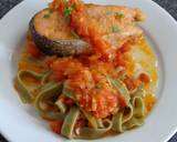 Foto del paso 3 de la receta Salmn escalfado y fettuccine de pesto con salsa de concasse de tomates