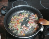 Foto del paso 3 de la receta: Garbanzos con longaniza fresca y huevos fritos