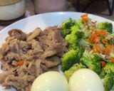 Foto langkah ke 1 dari resep Healthy Diet Food: Beef slice, broccoli and boiled egg (low fat coffee + smoothies) (Ramadan Day 2).