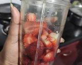 A picture of step 1 of Fresh Strawberry Juice.