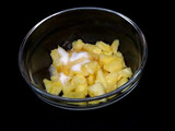 Postre individual de piña, yogur, miel y chocolate