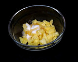 Foto del paso 2 de la receta: Postre individual de piña, yogur, miel y chocolate
