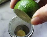 Gambar langkah 3 resipi Air detoks beri biru dan limau.