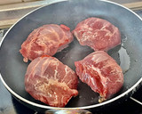 Foto del paso 2 de la receta: Carrillada ibérica en salsa de zanahoria y curry