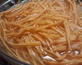 Foto del paso 2 de la receta: Espaguetis de boniato con huevo y queso
