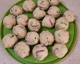 A picture of step 5 of Medhu pakoda.